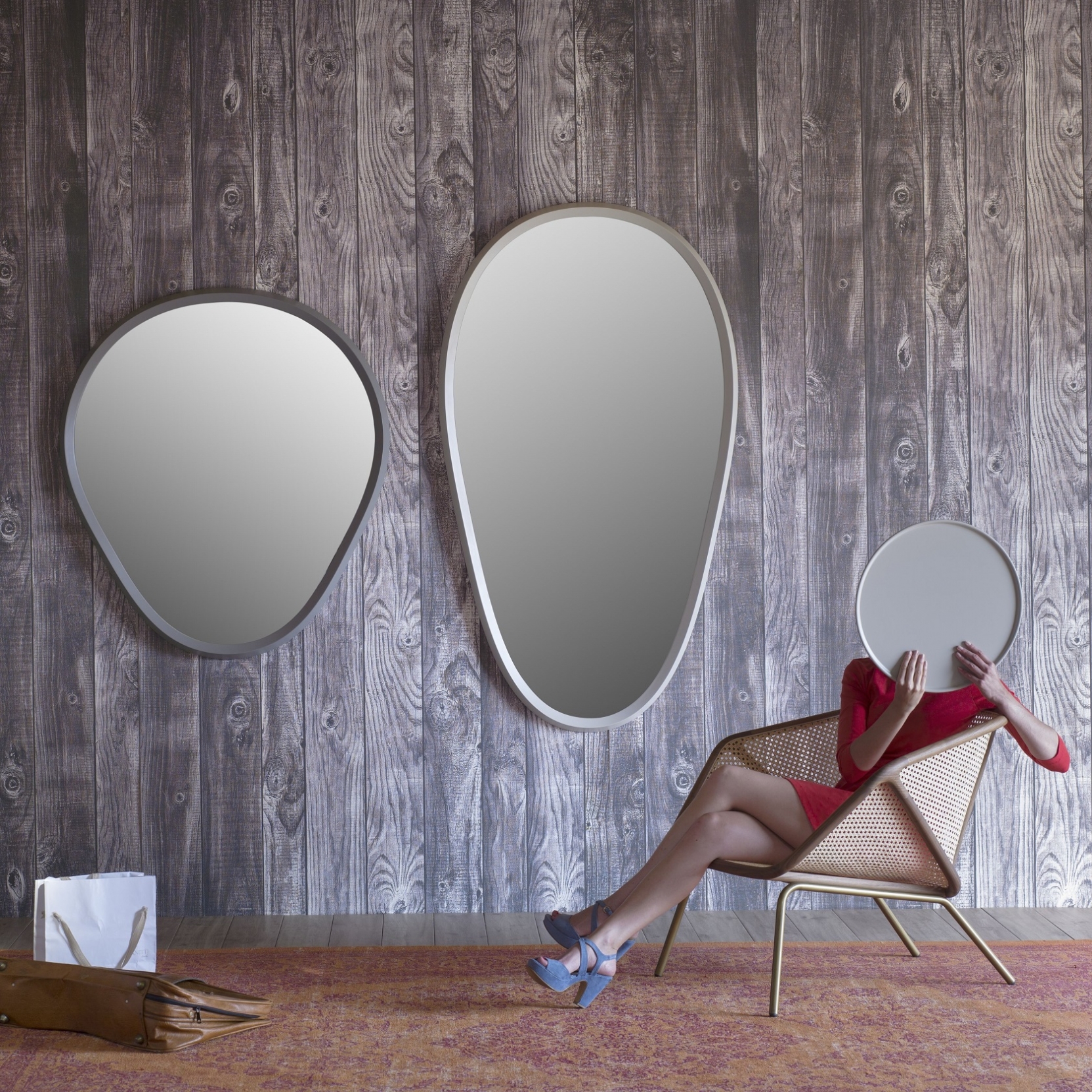 Зеркало распашное купить. Зеркало в офис. Напольное зеркало в интерьере. Зеркала Миниформс. Итальянское дизайнерское зеркало в полный рост.